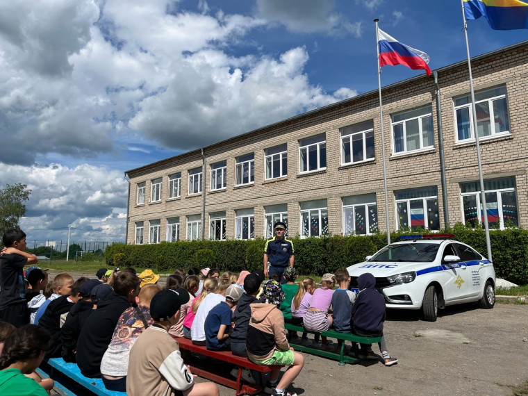 Встреча с инспекторами дорожно - патрульной службы.